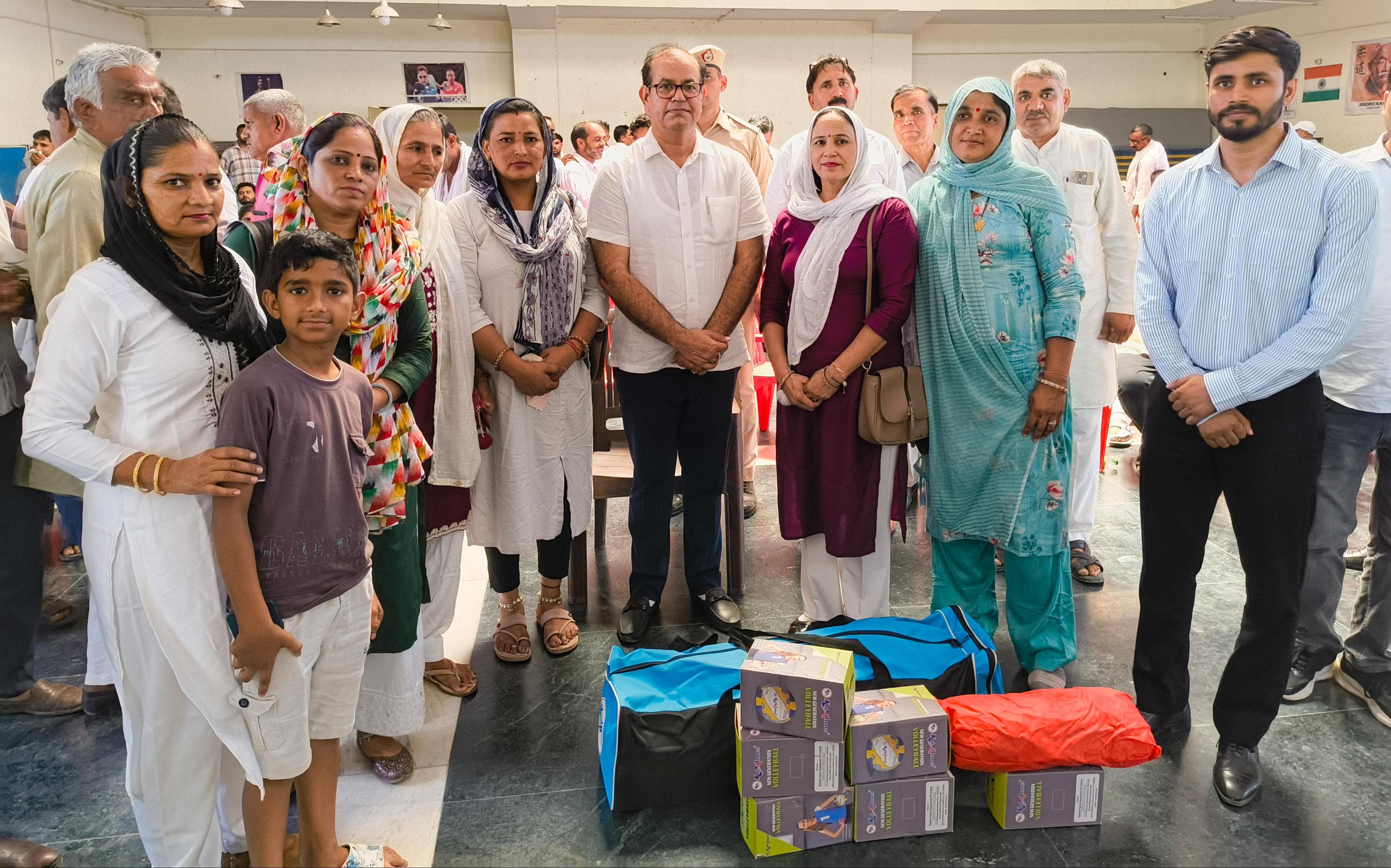 खेल उपकरण वितरित करते कोसली विधायक अनिल यादव। खेल उपकरण वितरित करते कोसली विधायक अनिल यादव।