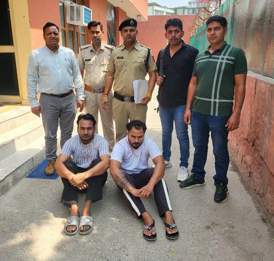 पुलिस गिरफ्त में कार चोर पुलिस गिरफ्त में कार चोर