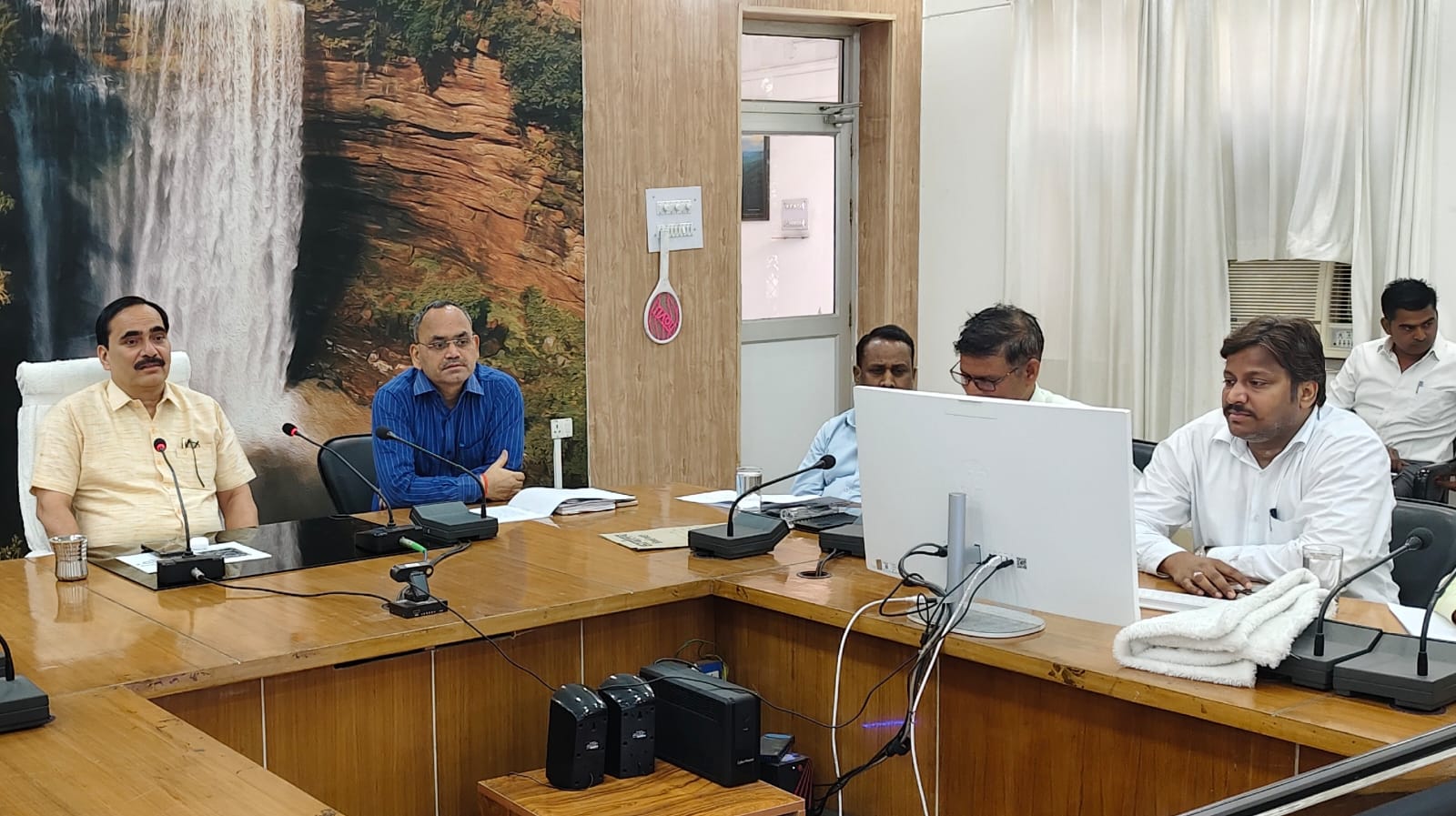 तीनों जनपदों के अधिकारियों के साथ बैठक करते विंध्याचल मंडल के आयुक्त बालकृष्ण त्रिपाठी।