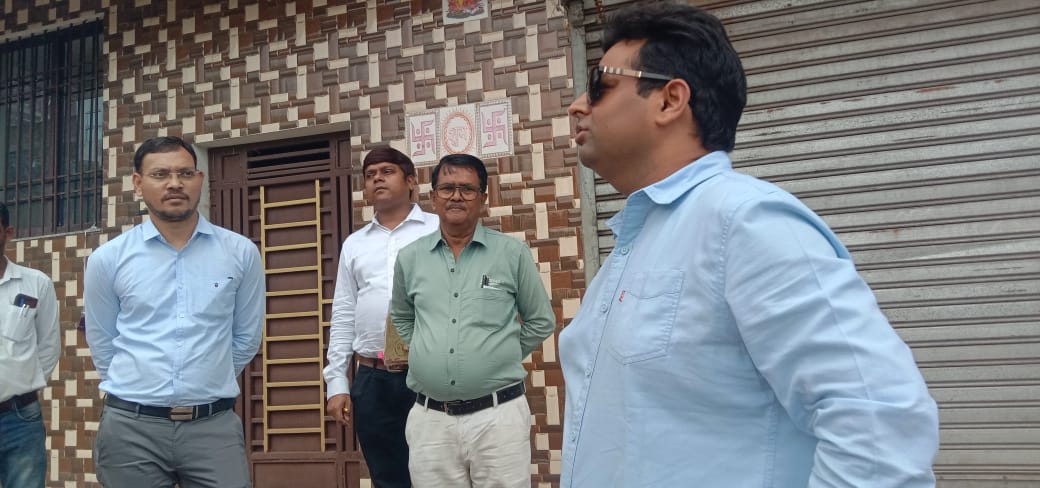 धंधार पोखर का निरीक्षण करते अधिकारी धंधार पोखर का निरीक्षण करते अधिकारी