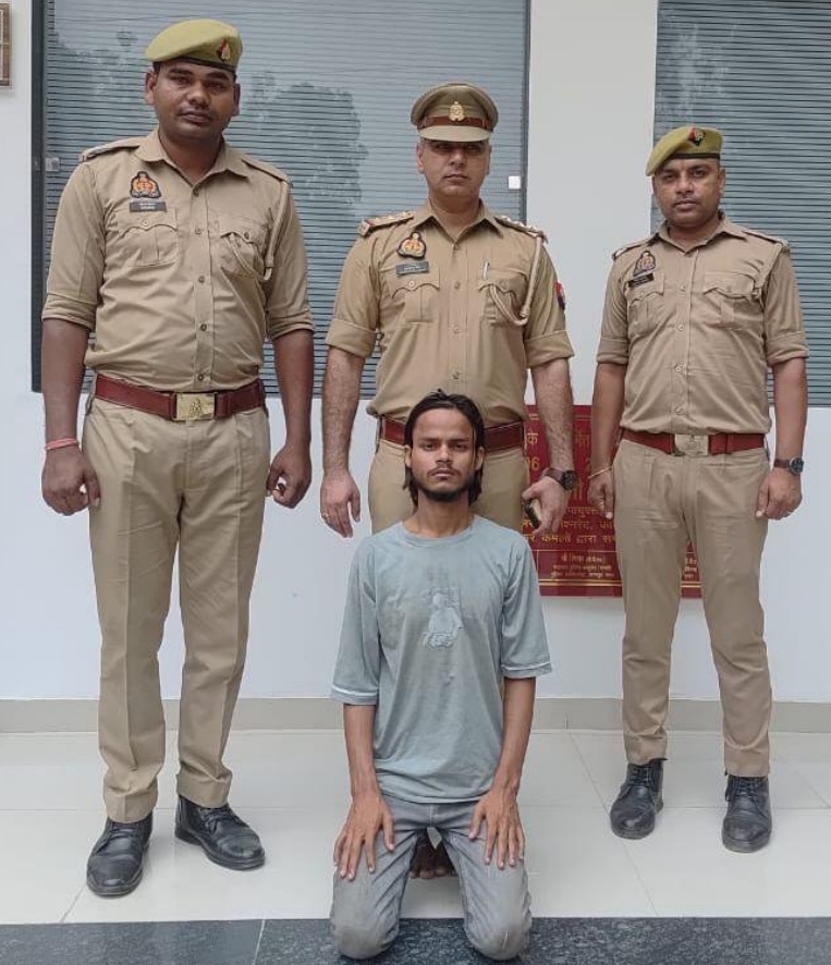 पुलिस की गिरफ्त में आरोपित युवक पुलिस की गिरफ्त में आरोपित युवक