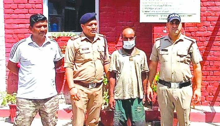 पुलिस गिरफ्त में आरोपित पुलिस गिरफ्त में आरोपित