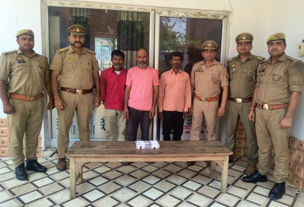 पुलिस की गिरफ्त में आरोपित पुलिस की गिरफ्त में आरोपित