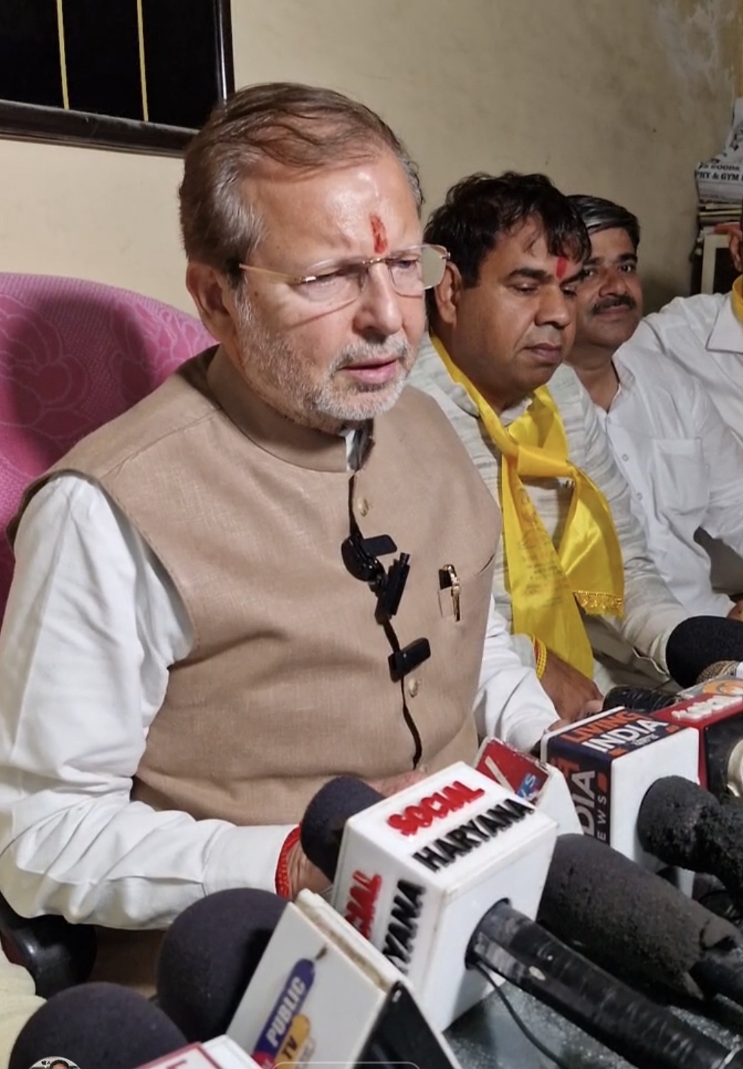 कैथल में पत्रकारों को संबोधित करते हुए अरविंद शर्मा कैथल में पत्रकारों को संबोधित करते हुए अरविंद शर्मा