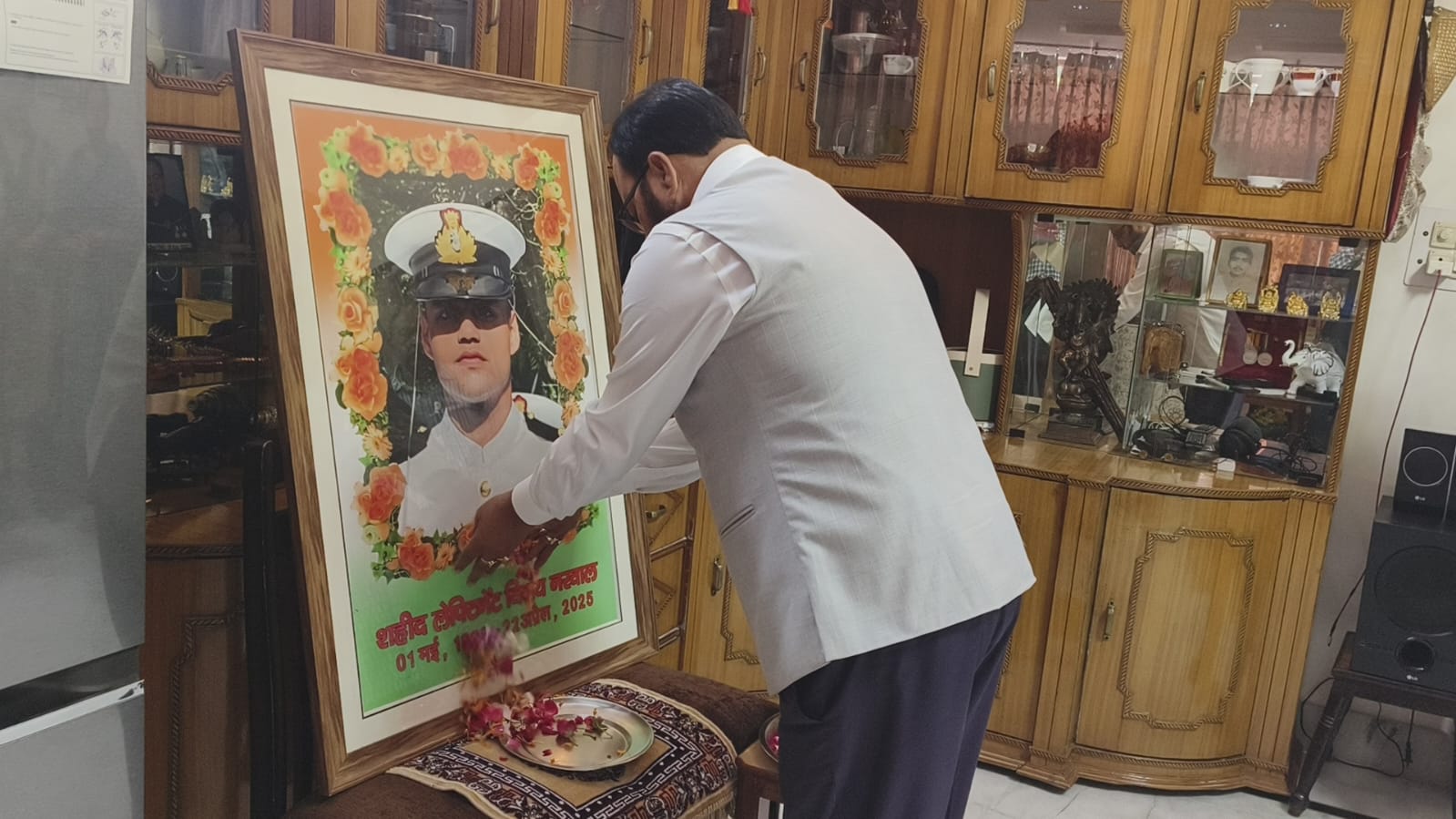 असम के कैबिनेट मंत्री हरियाणा के करनाल में लेफ्टीनेंट विनय नरवाल को श्रद्धांजलि भेंट करते हुए असम के कैबिनेट मंत्री हरियाणा के करनाल में लेफ्टीनेंट विनय नरवाल को श्रद्धांजलि भेंट करते हुए