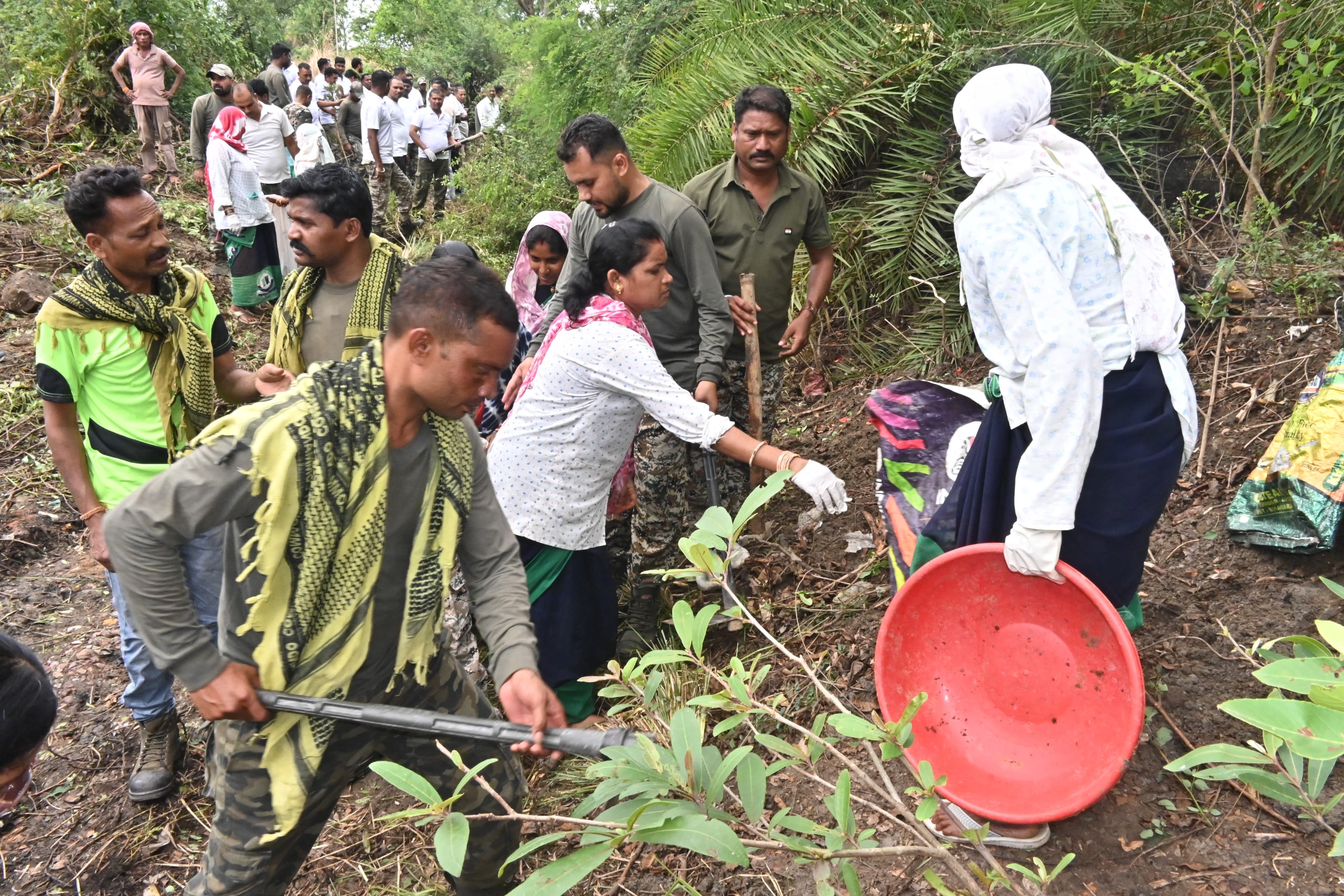 श्रमदान कर सफाई करते हुए लोग। श्रमदान कर सफाई करते हुए लोग।