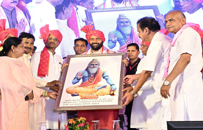 हरियाणा के मुख्यमंत्री नायब सैनी लाडवा में आयोजित कार्यक्रम में कश्यप रिषी के समक्ष माथा टेकते हुए हरियाणा के मुख्यमंत्री नायब सैनी लाडवा में आयोजित कार्यक्रम में कश्यप रिषी के समक्ष माथा टेकते हुए