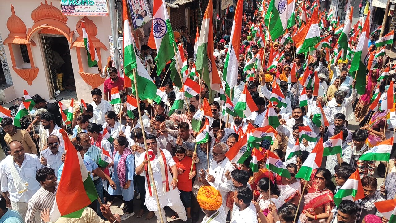 सेना के सम्मान में ऑपरेशन सिंदूर की सफलता पर निकाली विशाल तिरंगा वाहन यात्रा उमड़ा देशभक्ति का सैलाब, सैकड़ो की संख्या में तिरंगा यात्रा में उमड़ी भीड़ सेना के सम्मान में ऑपरेशन सिंदूर की सफलता पर निकाली विशाल तिरंगा वाहन यात्रा उमड़ा देशभक्ति का सैलाब, सैकड़ो की संख्या में तिरंगा यात्रा में उमड़ी भीड़