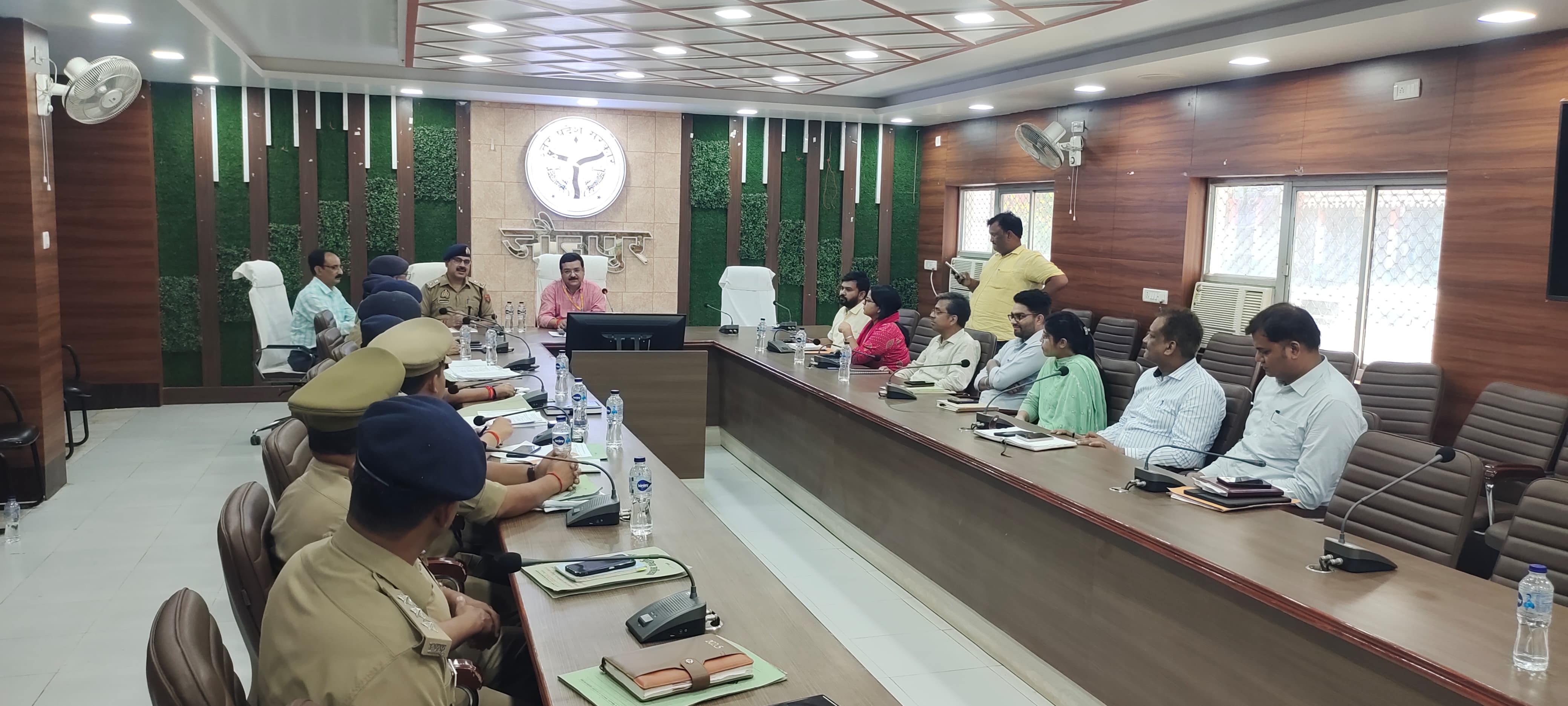 निदेशक, राष्ट्रीय अनुसूचित जाति आयोग, भारत सरकार राज्य वी0के0 सिंह अधिकारियों को निर्देश देते हुए निदेशक, राष्ट्रीय अनुसूचित जाति आयोग, भारत सरकार राज्य वी0के0 सिंह अधिकारियों को निर्देश देते हुए