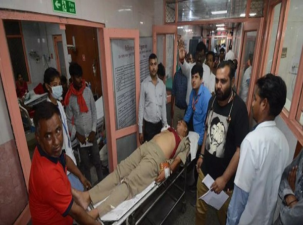 घायल सिपाही को अस्पताल ले जाते कर्मचारी घायल सिपाही को अस्पताल ले जाते कर्मचारी