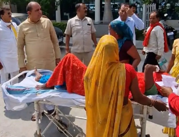 स्ट्रेचर खींचते परिजनों से जानकारी लेते सदर विधायक स्ट्रेचर खींचते परिजनों से जानकारी लेते सदर विधायक