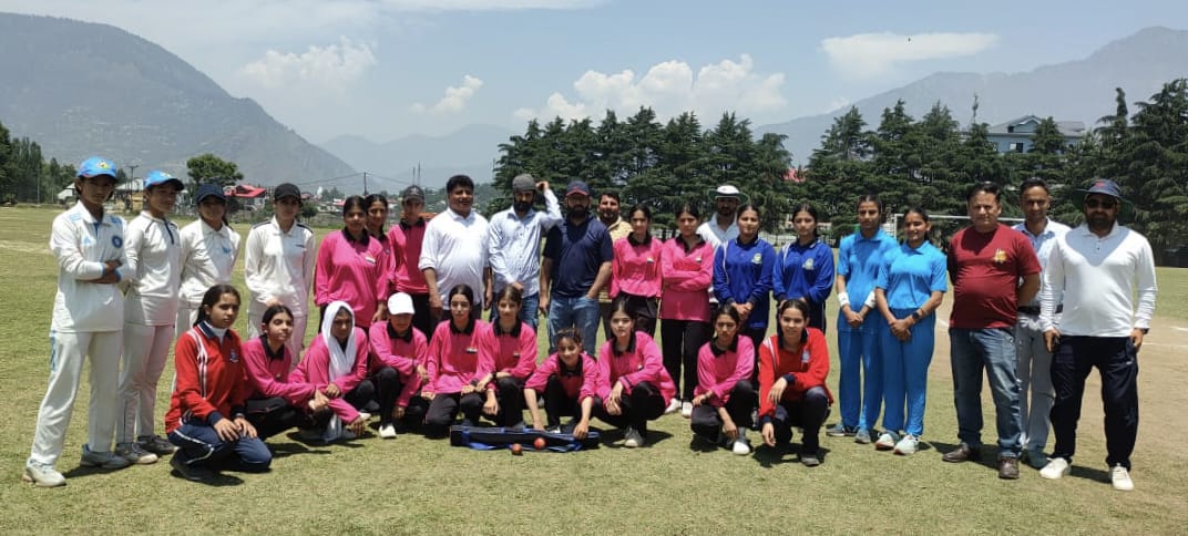 खेलाें में भाग लेने वाले छातर् खेलाें में भाग लेने वाले छातर्