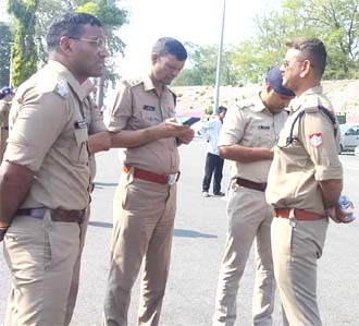 एसपी सिटी, सीओ और एसओ बनभूलपुरा ने चलाया सत्यापन अभियान एसपी सिटी, सीओ और एसओ बनभूलपुरा ने चलाया सत्यापन अभियान
