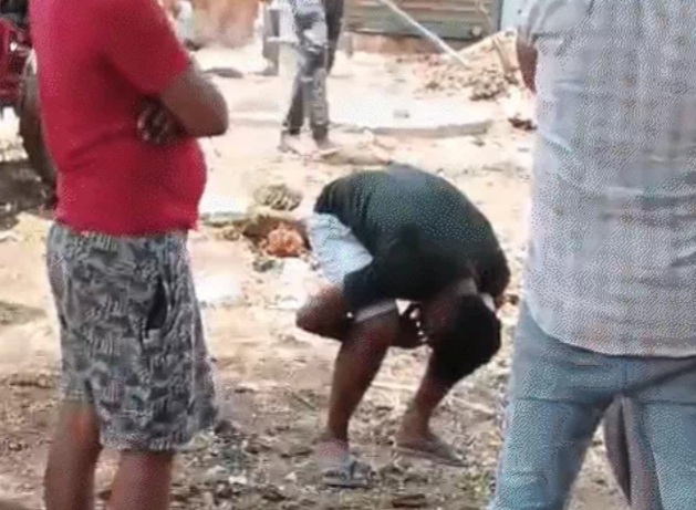 वीडियो में युवक को मुर्गा बनाते लोग