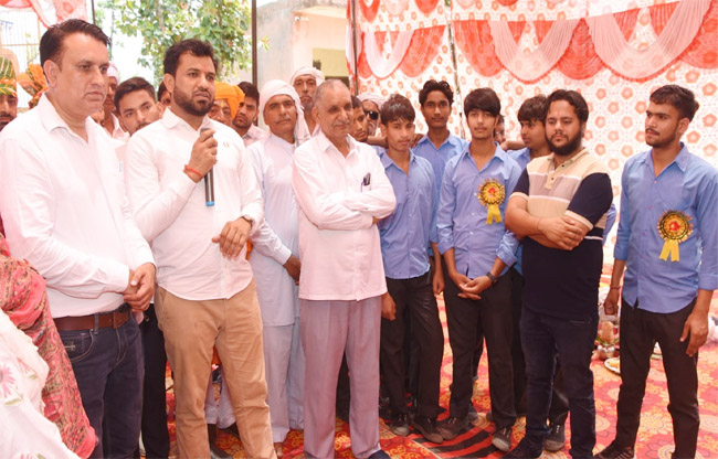 सोनीपत: गढ़ी झंझारा में मुख्य अतिथि विधायक देवेंद्र कादियान संबोधित करते हुए सोनीपत: गढ़ी झंझारा में मुख्य अतिथि विधायक देवेंद्र कादियान संबोधित करते हुए