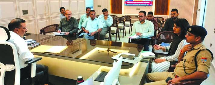 बैठक लेते डीएम कर्मेन्द्र सिंह बैठक लेते डीएम कर्मेन्द्र सिंह