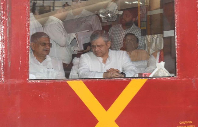 एमआर स्पेशल ट्रेन से केंद्रीय रेल मंत्री अश्विणी वैश्णव जमालपुर जाते हुए एमआर स्पेशल ट्रेन से केंद्रीय रेल मंत्री अश्विणी वैश्णव जमालपुर जाते हुए