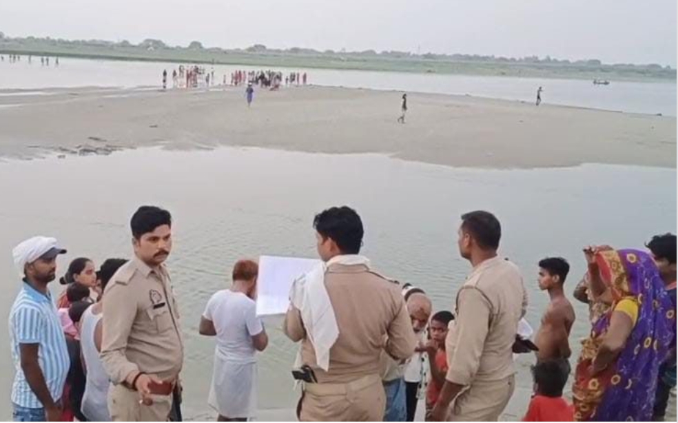 युवकों को गंगा में खोज करती पुलिस युवकों को गंगा में खोज करती पुलिस
