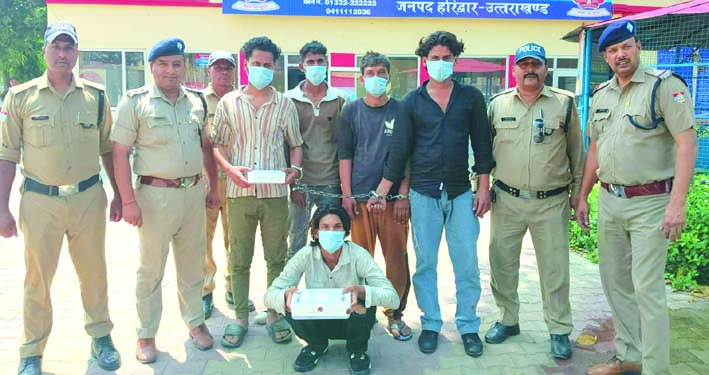पुलिस गिरफ्त में आरोपित पुलिस गिरफ्त में आरोपित