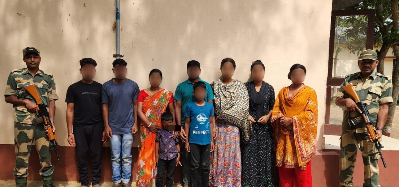 त्रिपुरा में अंतरराष्ट्रीय सीमा पार करते पकड़े गए 10 बांग्लादेशी नागरिकों की तस्वीर। त्रिपुरा में अंतरराष्ट्रीय सीमा पार करते पकड़े गए 10 बांग्लादेशी नागरिकों की तस्वीर।