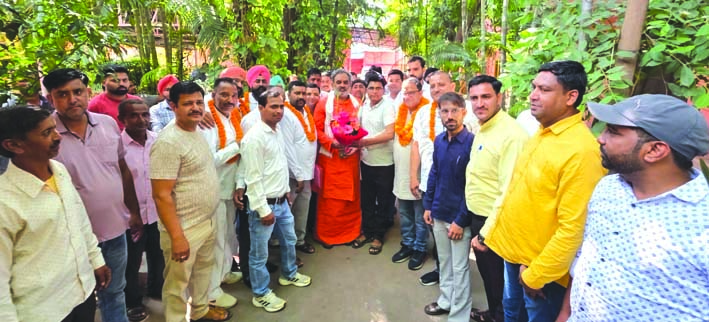 नवनियुक्त कार्यकारिणी सदस्यों का स्वागत करते हुए नवनियुक्त कार्यकारिणी सदस्यों का स्वागत करते हुए