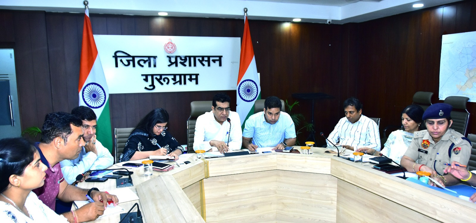 गुरुग्राम में समाधान शिविरों में लंबित शिकायतों को लेकर समीक्षा बैठक लेते सिटी मजिस्ट्रेट रविंद्र कुमार व एसडीएम परमजीत चहल। गुरुग्राम में समाधान शिविरों में लंबित शिकायतों को लेकर समीक्षा बैठक लेते सिटी मजिस्ट्रेट रविंद्र कुमार व एसडीएम परमजीत चहल।