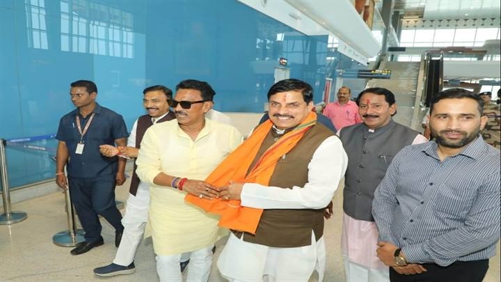 मुख्यमंत्री डॉ. यादव का विमानतल पर आत्मीय स्वागत मुख्यमंत्री डॉ. यादव का विमानतल पर आत्मीय स्वागत