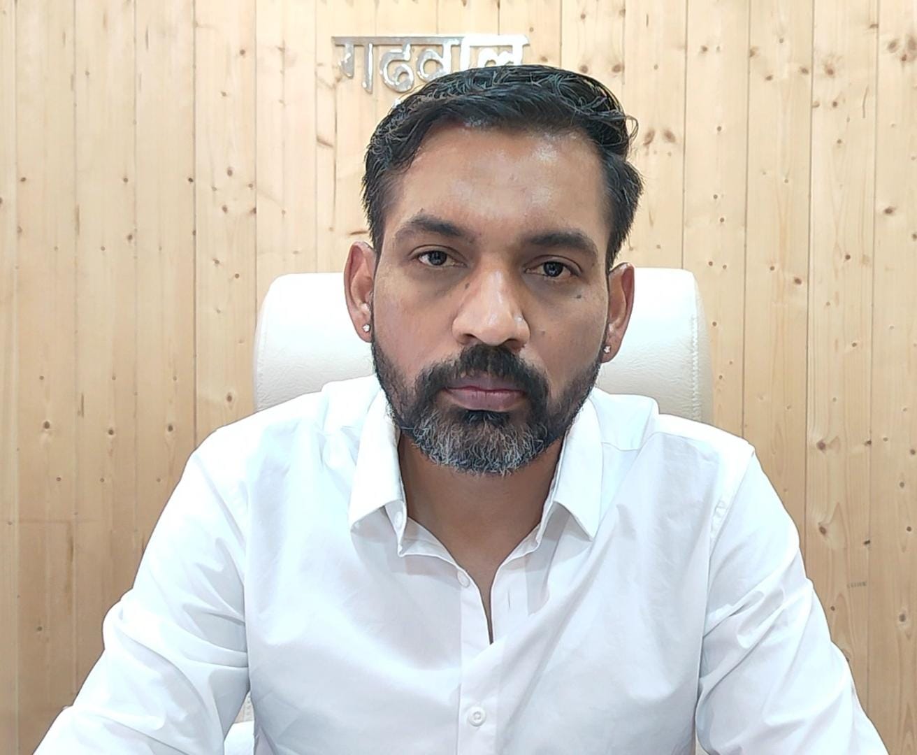 डीएम ने संवेदनशील पेड़ों को चिन्हित कर हटाने के दिये निर्देश डीएम ने संवेदनशील पेड़ों को चिन्हित कर हटाने के दिये निर्देश