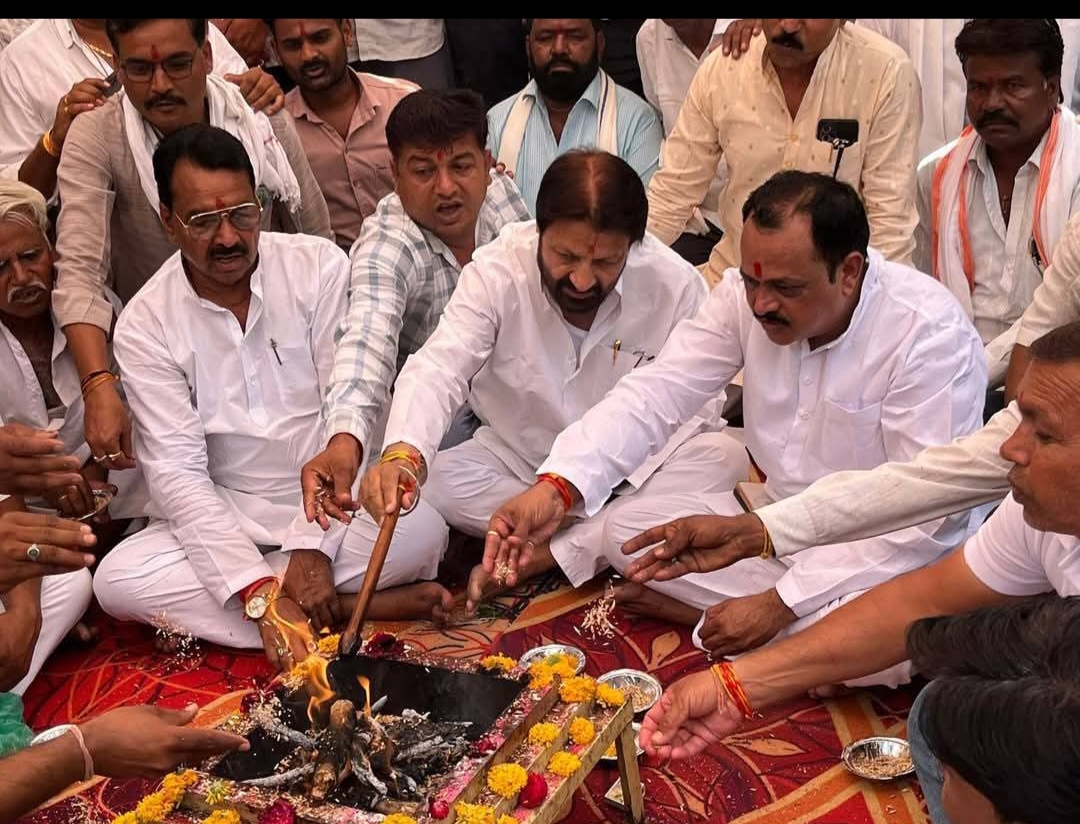 फोटो- यज्ञ करते हुए कांग्रेस नेता फोटो- यज्ञ करते हुए कांग्रेस नेता