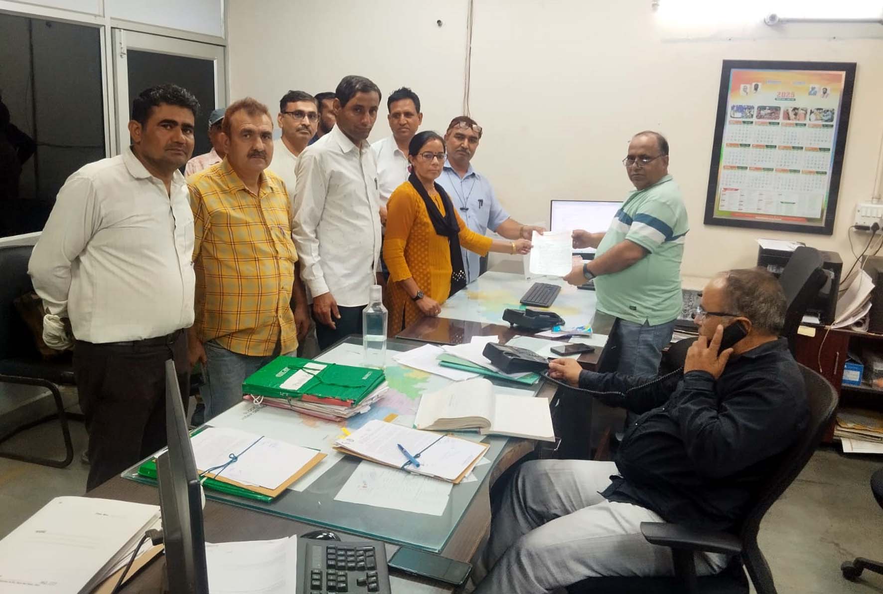 उपायुक्त के नाम ज्ञापन सौंपते अध्यापक संघ पदाधिकारी। उपायुक्त के नाम ज्ञापन सौंपते अध्यापक संघ पदाधिकारी।