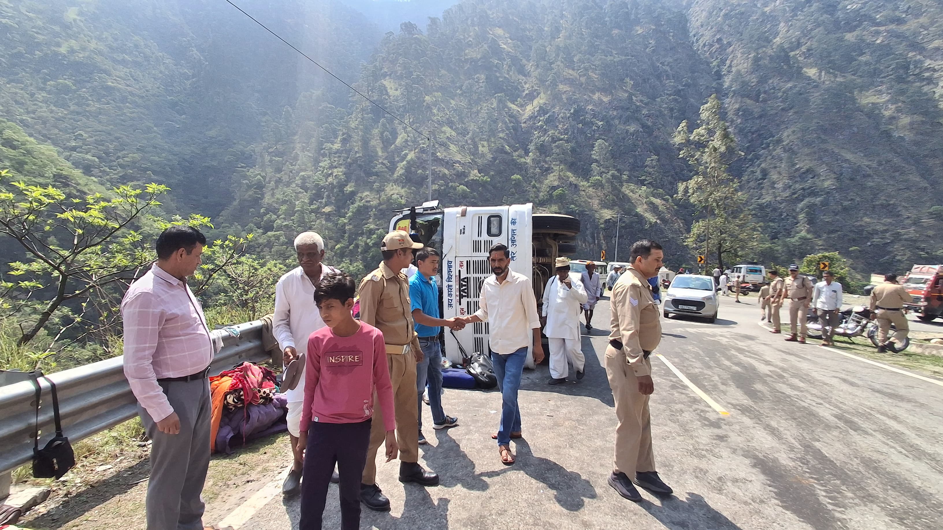 गंगोत्री हाईवे पर बस दुर्घटना में घायल श्रद्धालुओं गंगोत्री हाईवे पर बस दुर्घटना में घायल श्रद्धालुओं