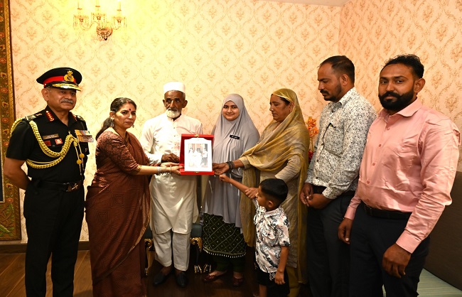 वीरता पुरस्कार से सम्मानित जवानों के परिजनों से मुलाकात करते सेना प्रमुख वीरता पुरस्कार से सम्मानित जवानों के परिजनों से मुलाकात करते सेना प्रमुख