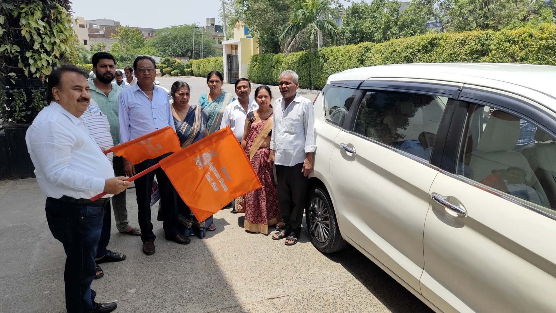 बुजुर्गों के वाहन को झंडी दिखाते अग्रसेन भवन ट्रस्ट के प्रधान अंजनी कुमार खारियावाला। बुजुर्गों के वाहन को झंडी दिखाते अग्रसेन भवन ट्रस्ट के प्रधान अंजनी कुमार खारियावाला।