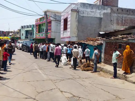 घर के बाहर लोगों की भीड़ घर के बाहर लोगों की भीड़