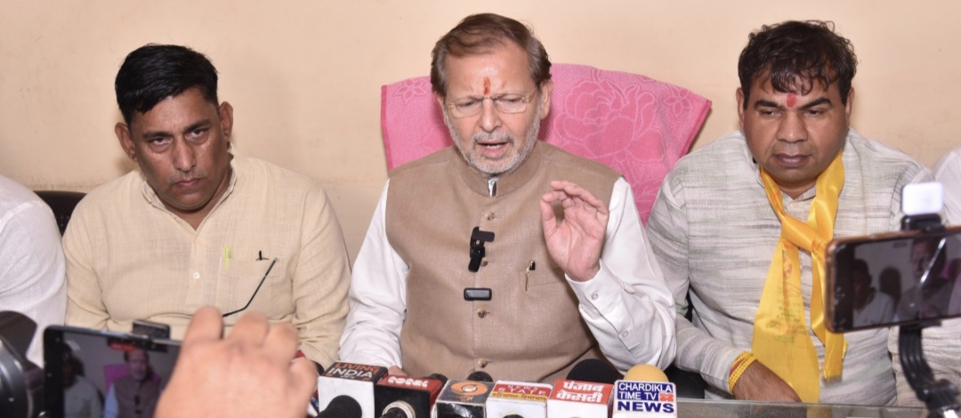 पत्रकारों से रूबरू होते हुए कैबिनेट मंत्री अरविंद शर्मा पत्रकारों से रूबरू होते हुए कैबिनेट मंत्री अरविंद शर्मा