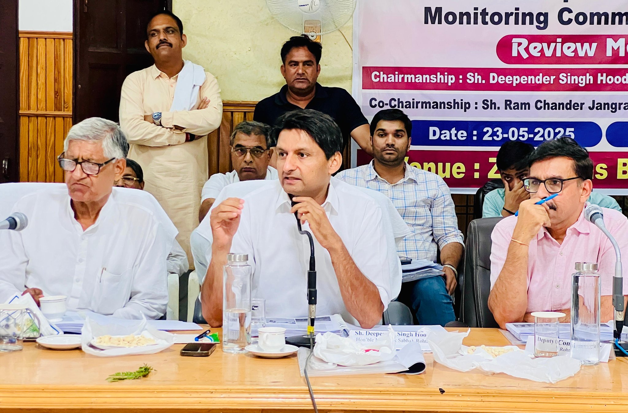 निगरानी समिति की बैठक की अध्यक्षता करते सांसद दीपेंद्र हुड्डा। निगरानी समिति की बैठक की अध्यक्षता करते सांसद दीपेंद्र हुड्डा।