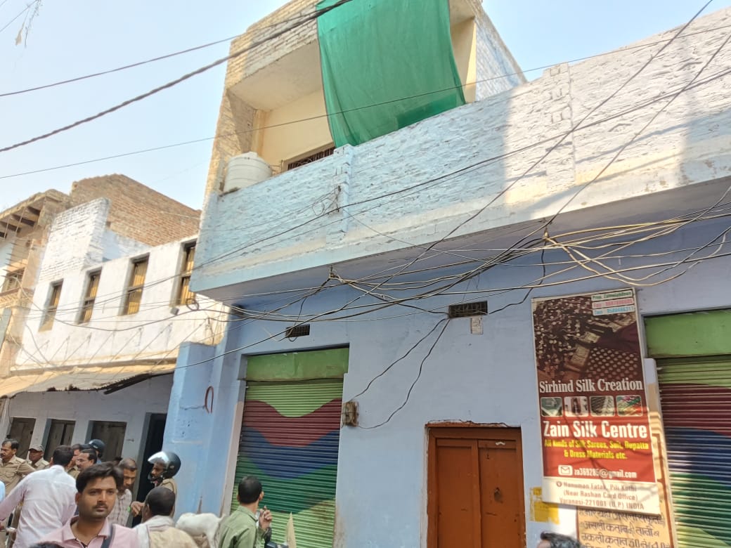 पाकिस्तानी जासूस तुफैल के घर के बाहर प्रदर्शन करते युवा पाकिस्तानी जासूस तुफैल के घर के बाहर प्रदर्शन करते युवा