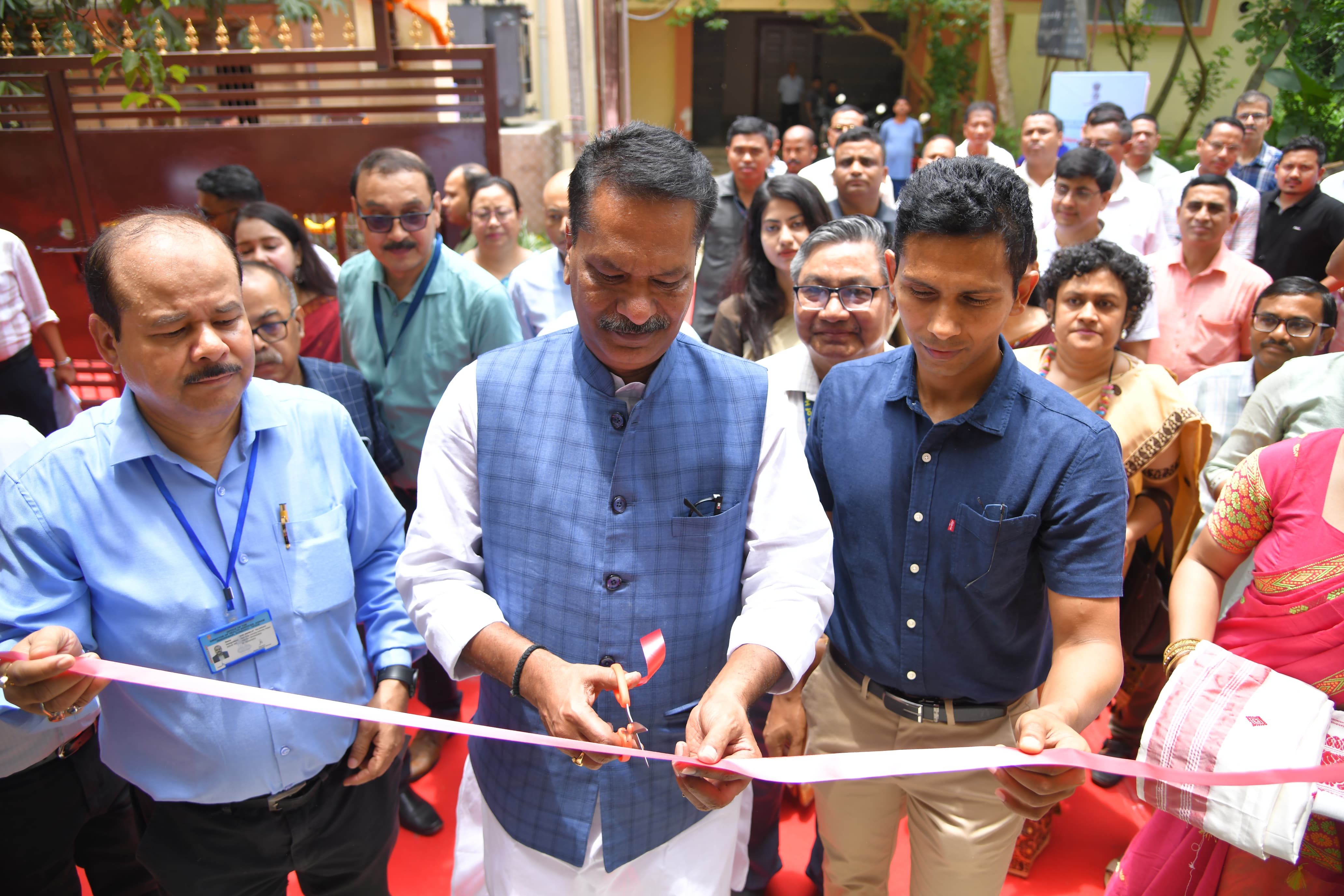 स्वास्थ्य मंत्री अशोक सिंघल राज्यिक हर्बल विश्लेषण प्रयोगशाला का उद्घाटन करते हुए। स्वास्थ्य मंत्री अशोक सिंघल राज्यिक हर्बल विश्लेषण प्रयोगशाला का उद्घाटन करते हुए।