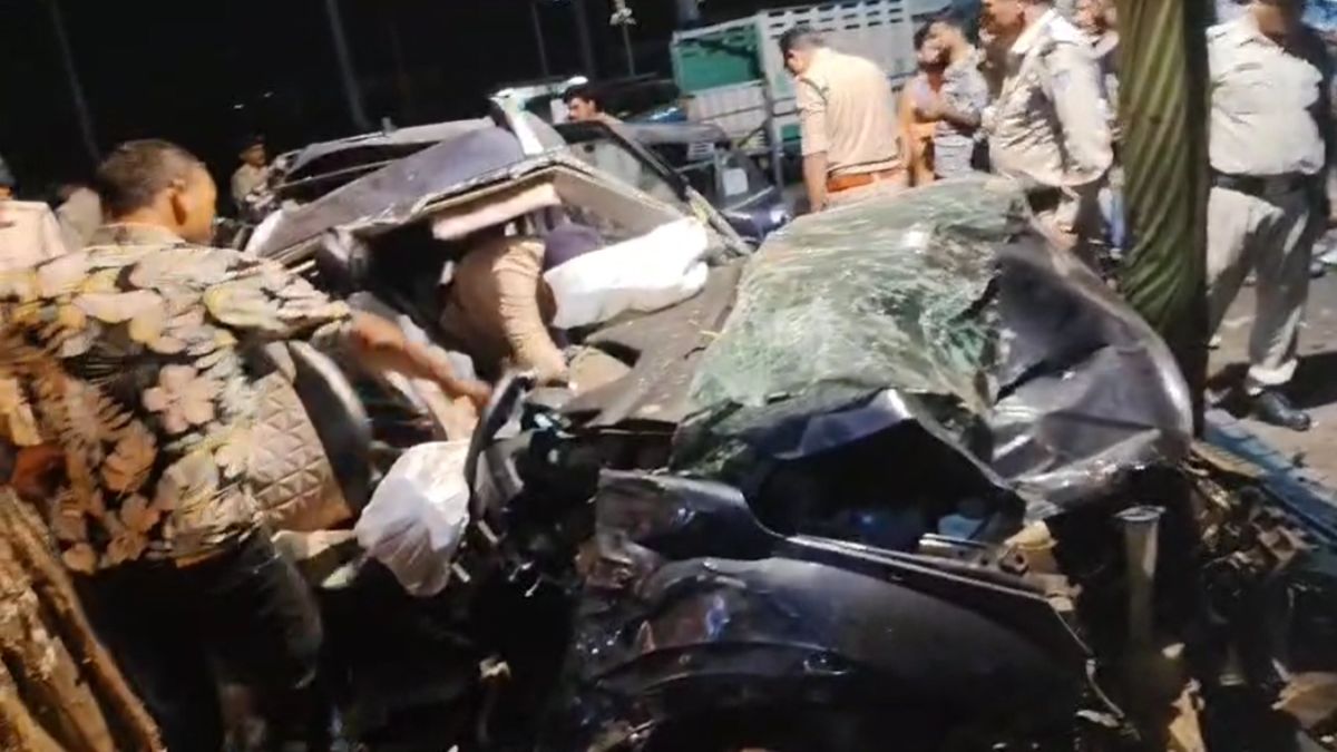 तेज रफ्तार कार की पेड़ से टक्कर के बाद उड़े परखच्चे तेज रफ्तार कार की पेड़ से टक्कर के बाद उड़े परखच्चे