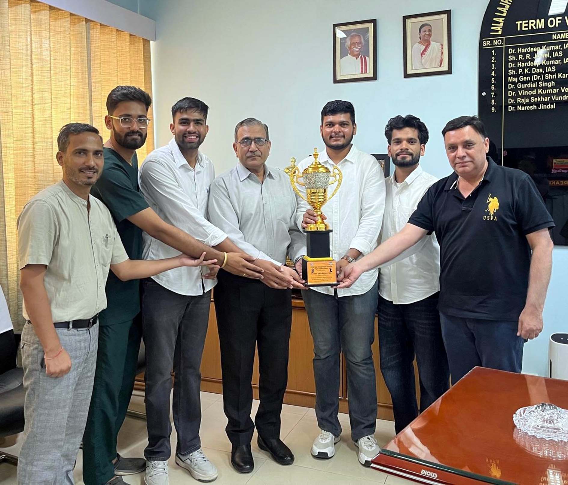 प्रतियोगिता में पुरस्कार जीतने वाली लुवास की टीम। प्रतियोगिता में पुरस्कार जीतने वाली लुवास की टीम।