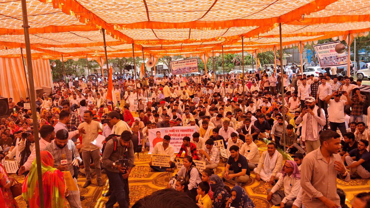 एसआई भर्ती प्रक्रिया को यथावत रखने की मांग को लेकर  चयनित और प्रभावित अभ्यर्थियों ने किया शांतिपूर्ण धरना-प्रदर्शन