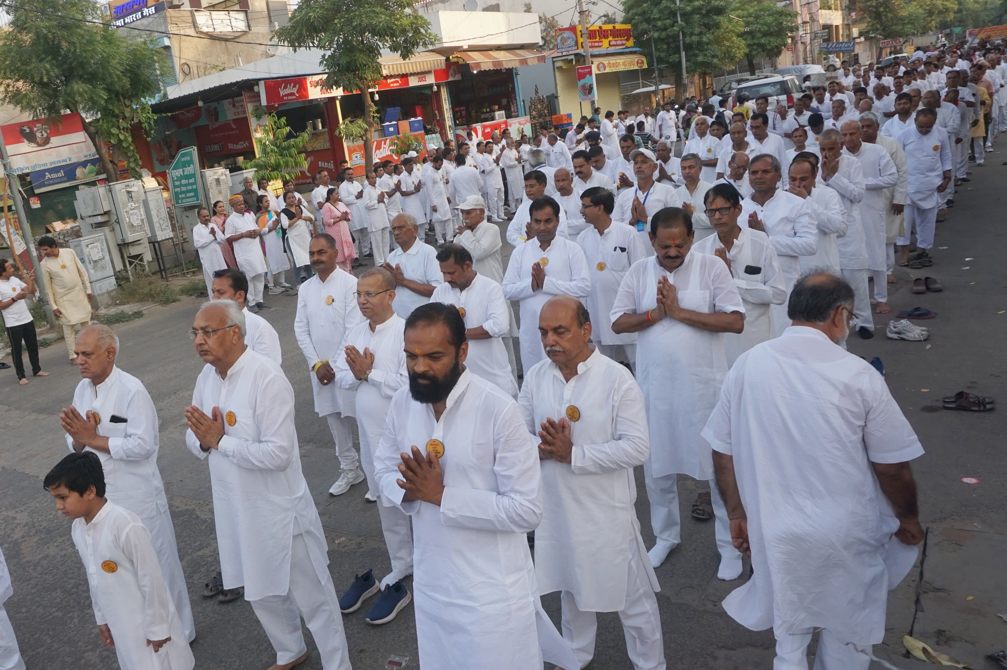 बड़ी संख्या में शामिल हुए शहर के साधक-- साधिकाएं