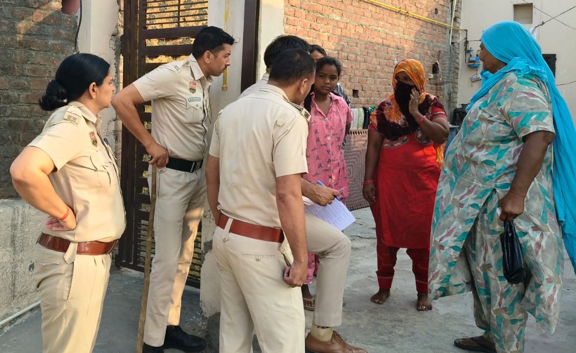 जांच व पूछताछ करते हुए पुलिसकर्मी। जांच व पूछताछ करते हुए पुलिसकर्मी।