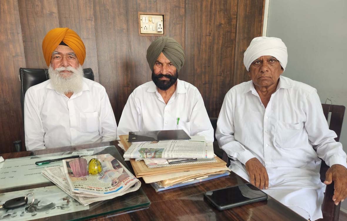 रानियां में पत्रकारों से बातचीत करते इनेलो नेता कश्मीर सिंह करीवाला। रानियां में पत्रकारों से बातचीत करते इनेलो नेता कश्मीर सिंह करीवाला।