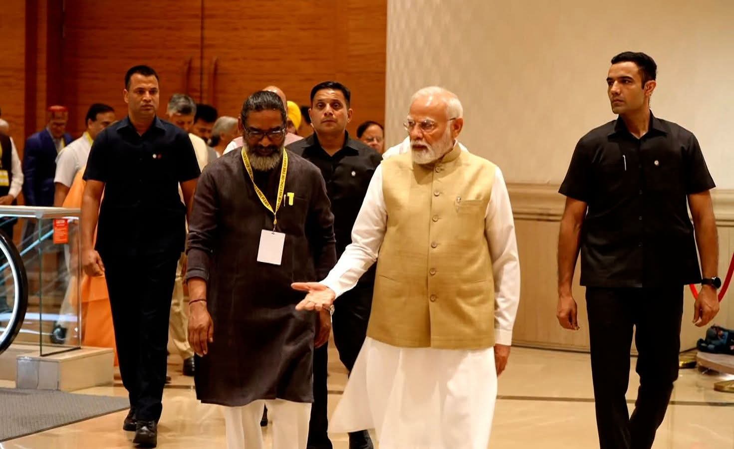 प्रधानमंत्री और मुख्यमंत्री सहित अन्य प्रधानमंत्री और मुख्यमंत्री सहित अन्य