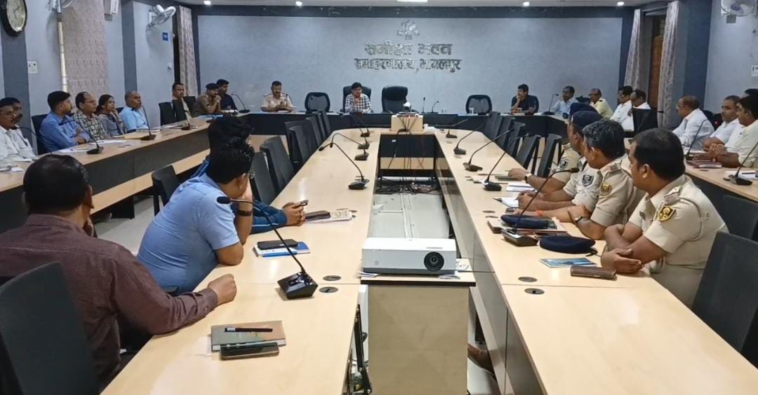बैठक करते जिलाधिकारी
