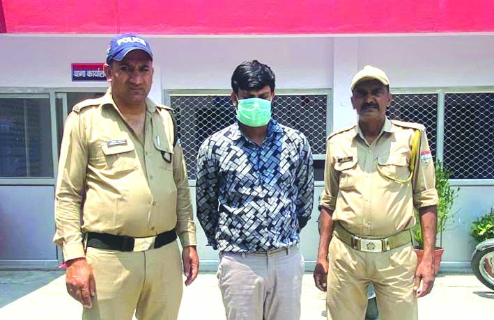 पुलिस गिरफ्त में आरोपित पुलिस गिरफ्त में आरोपित