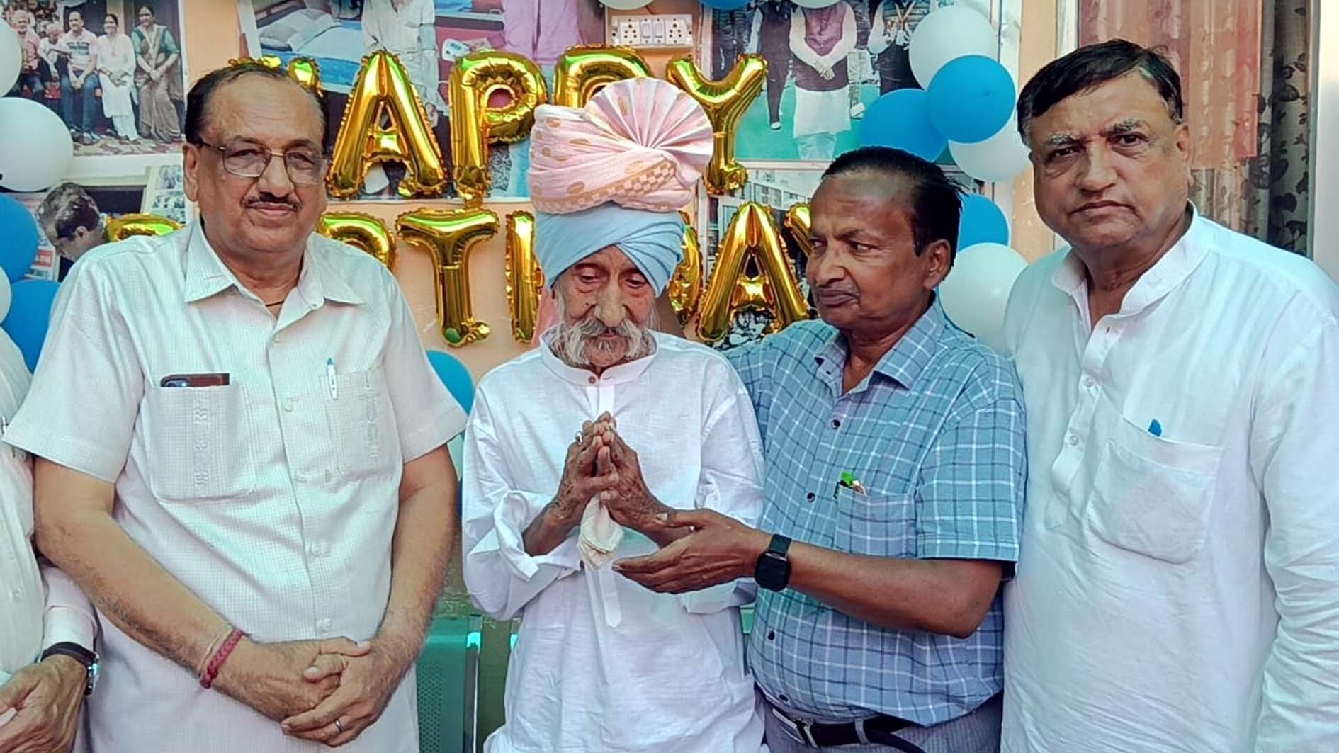 भूमि आश्रम में बुजुर्ग को केक खिलाकर जन्मदिन मनाते सेवा संघ के पदाधिकारी। भूमि आश्रम में बुजुर्ग को केक खिलाकर जन्मदिन मनाते सेवा संघ के पदाधिकारी।