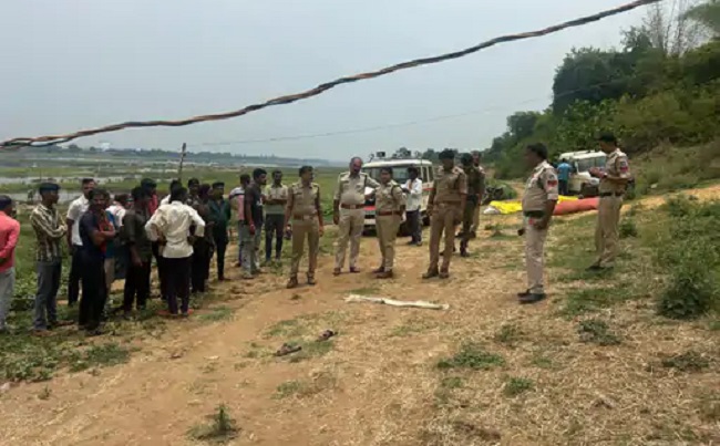 स्कॉर्पियो से मजदूर को कुचलने की घटना की जांच करते हुए पुलिस स्कॉर्पियो से मजदूर को कुचलने की घटना की जांच करते हुए पुलिस