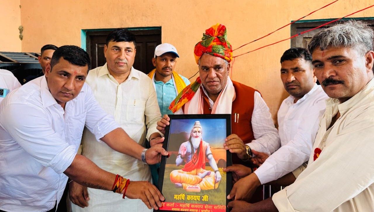इसराना में महर्षि कश्यप जयंती के अवसर मंत्री कृष्ण लाल पंवार को तस्वीर भेट करते आयोजक